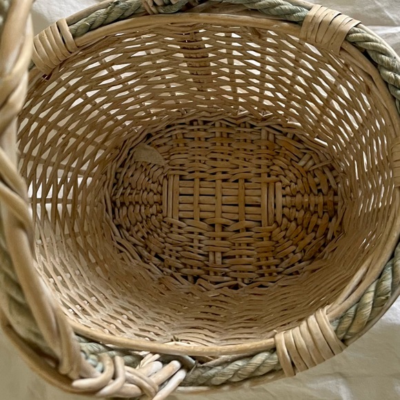 Wicker basket. Distressed - Picture 5 of 6
